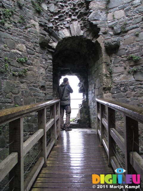 SX20469 Wouko taking pictures in Harlech Castle